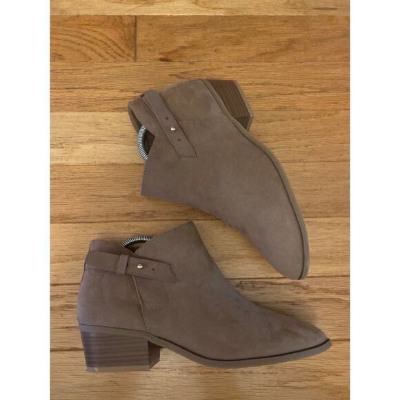 Old Navy women's tan faux suede 2" block heel side zip ankle bootie size 9 - Picture 2 of 8